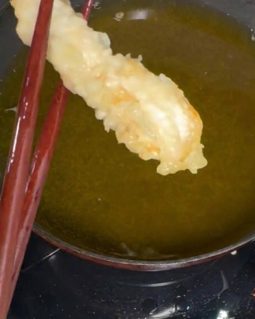 마른 가루를 살짝 묻힌 후 반죽을 입히는 새우.