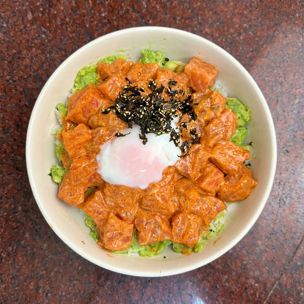초촉한 달걀과 김가루 고명이 얹어진 연어 포케볼을 위에서 내려다본 모습.