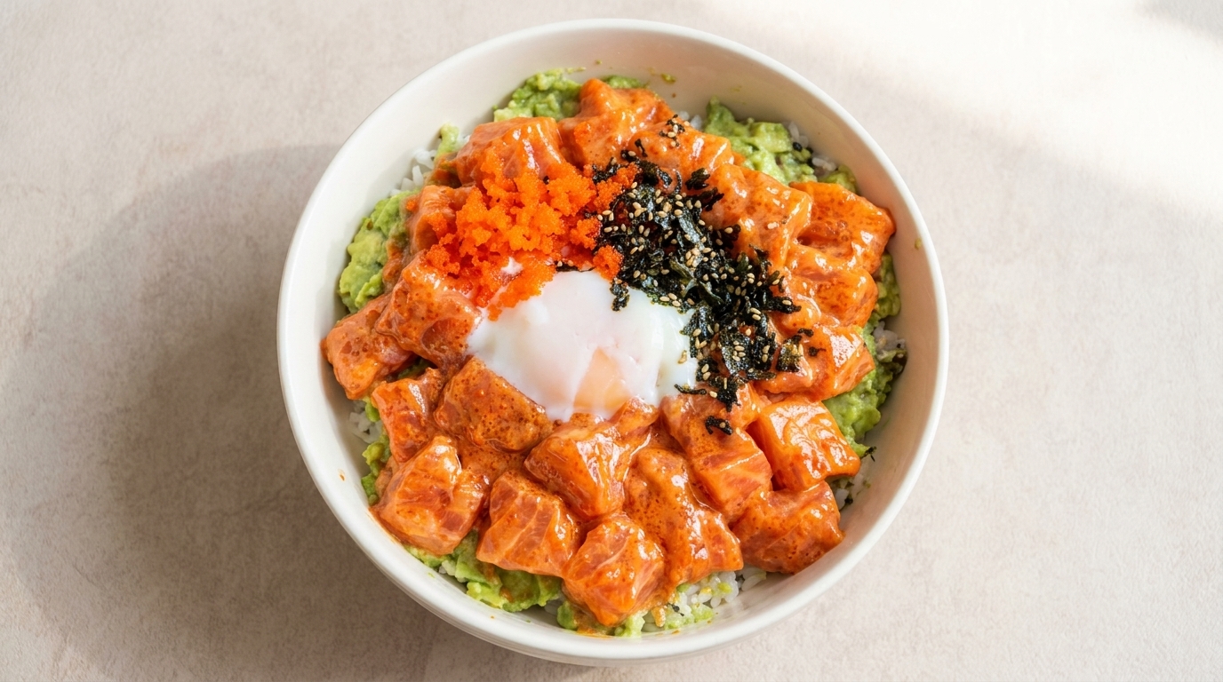 온센다마고를 곁들인 매콤한 연어 아보카도 덮밥