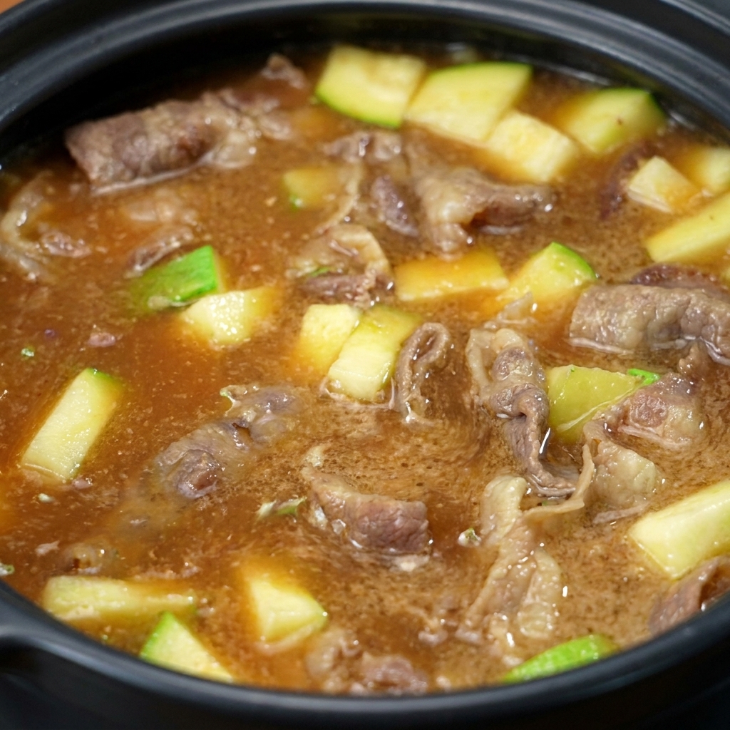 된장이 국물에 부드럽게 풀리며 맑았던 물이 구수하고 진한 갈색의 찌개 국물로 변해가는 모습