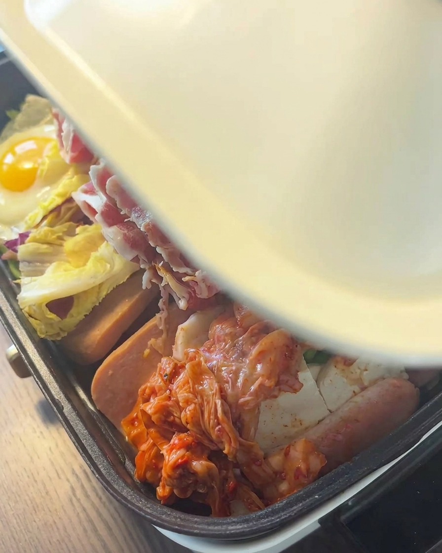 김이 모락모락 나는 전골냄비에 하얀 뚜껑을 닫고 본격적으로 끓이기 시작하는 과정