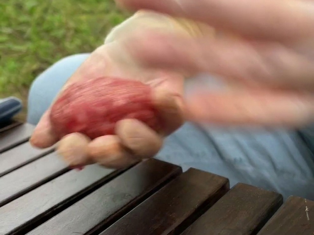 양손으로 양념한 소고기 반죽을 동그랗게 뭉쳐 빠르게 찰지게 치대는 역동적인 손놀림.