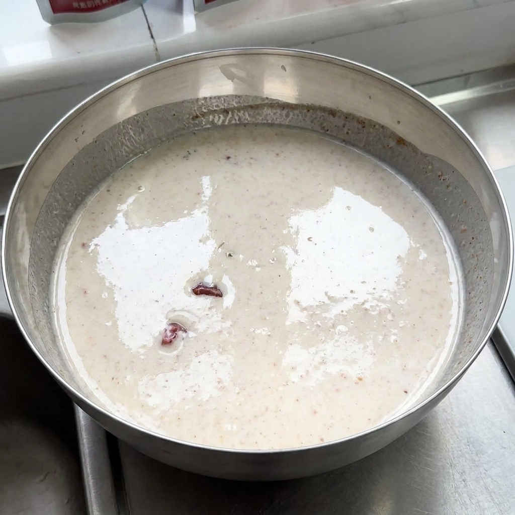 향신료를 섞은 요거트 마리네이드에 담긴 닭고기