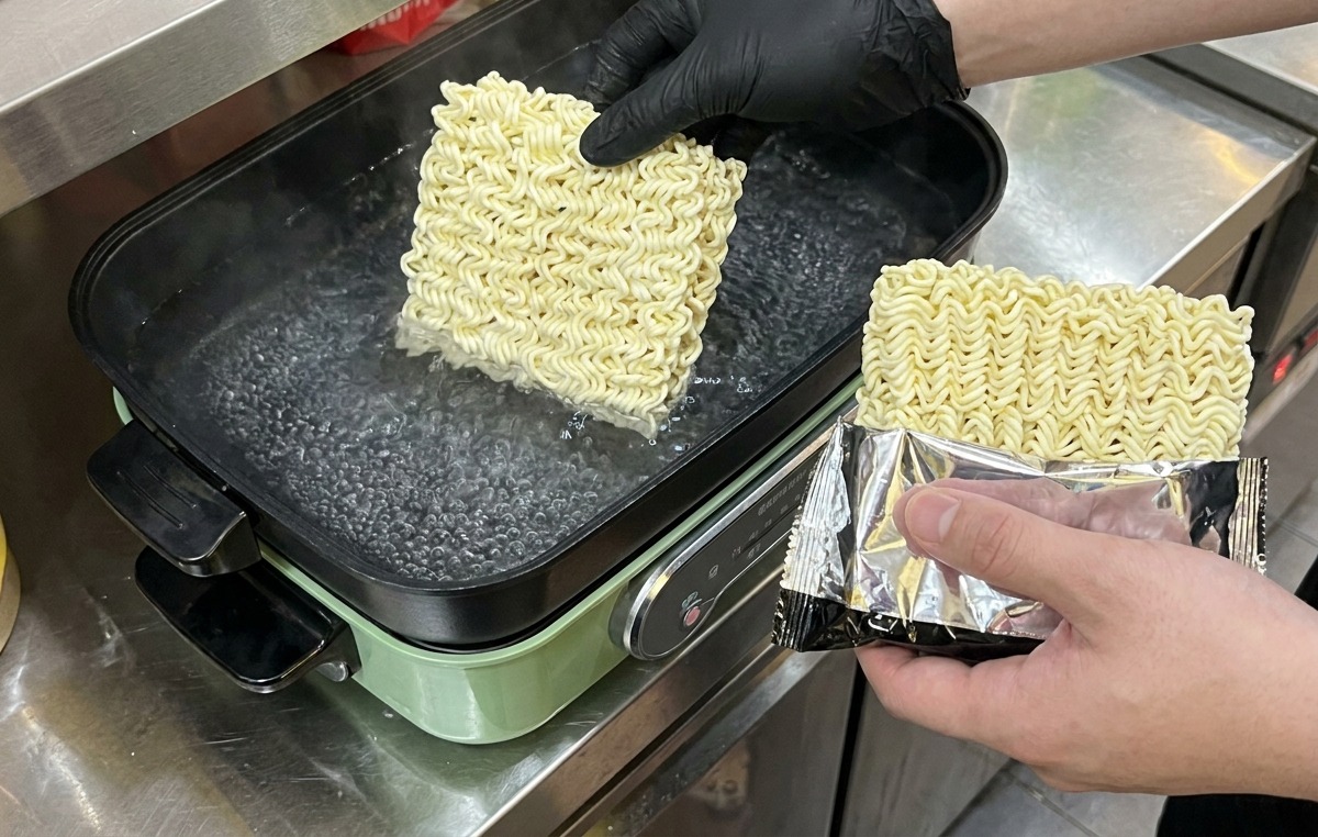 끓는 물에 사각 라면 사리를 넣는 모습