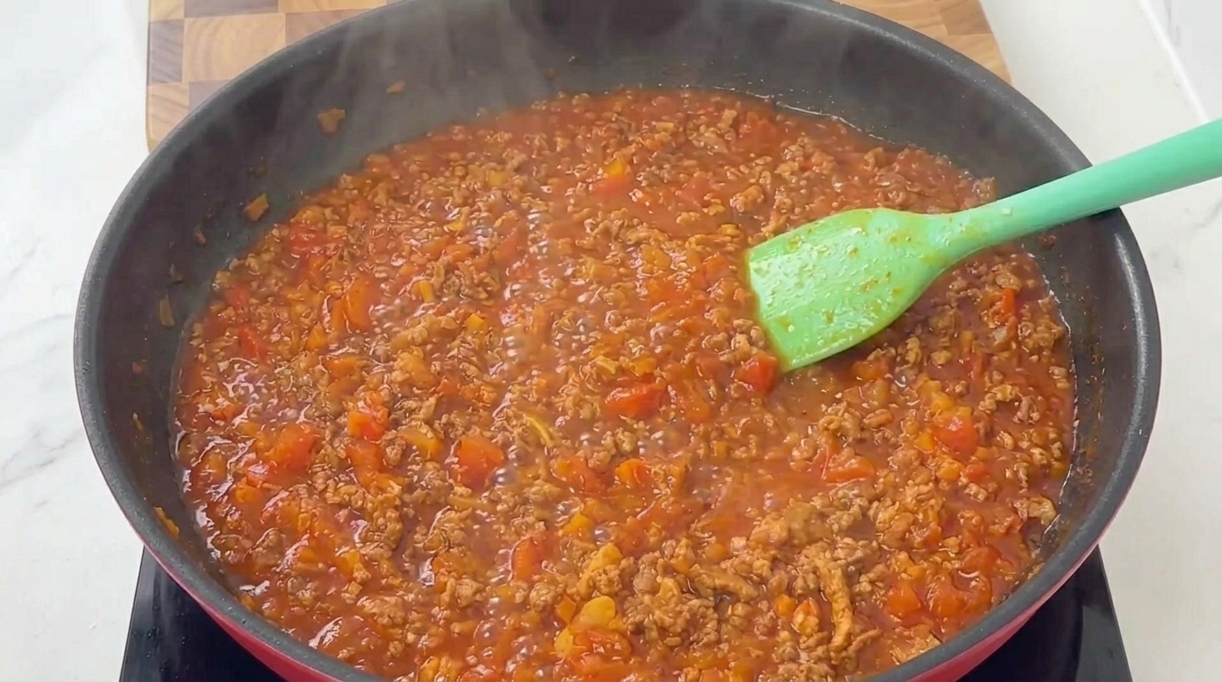 다진 고기와 으깬 토마토를 넣어 뭉근하게 끓여낸 풍미 가득한 볼로네제 소스.