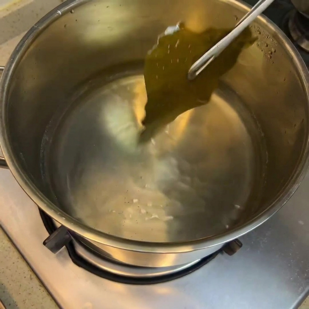 다시마 육수가 담긴 냄비에 간장, 청주, 설탕을 넣고 섞는 모습.