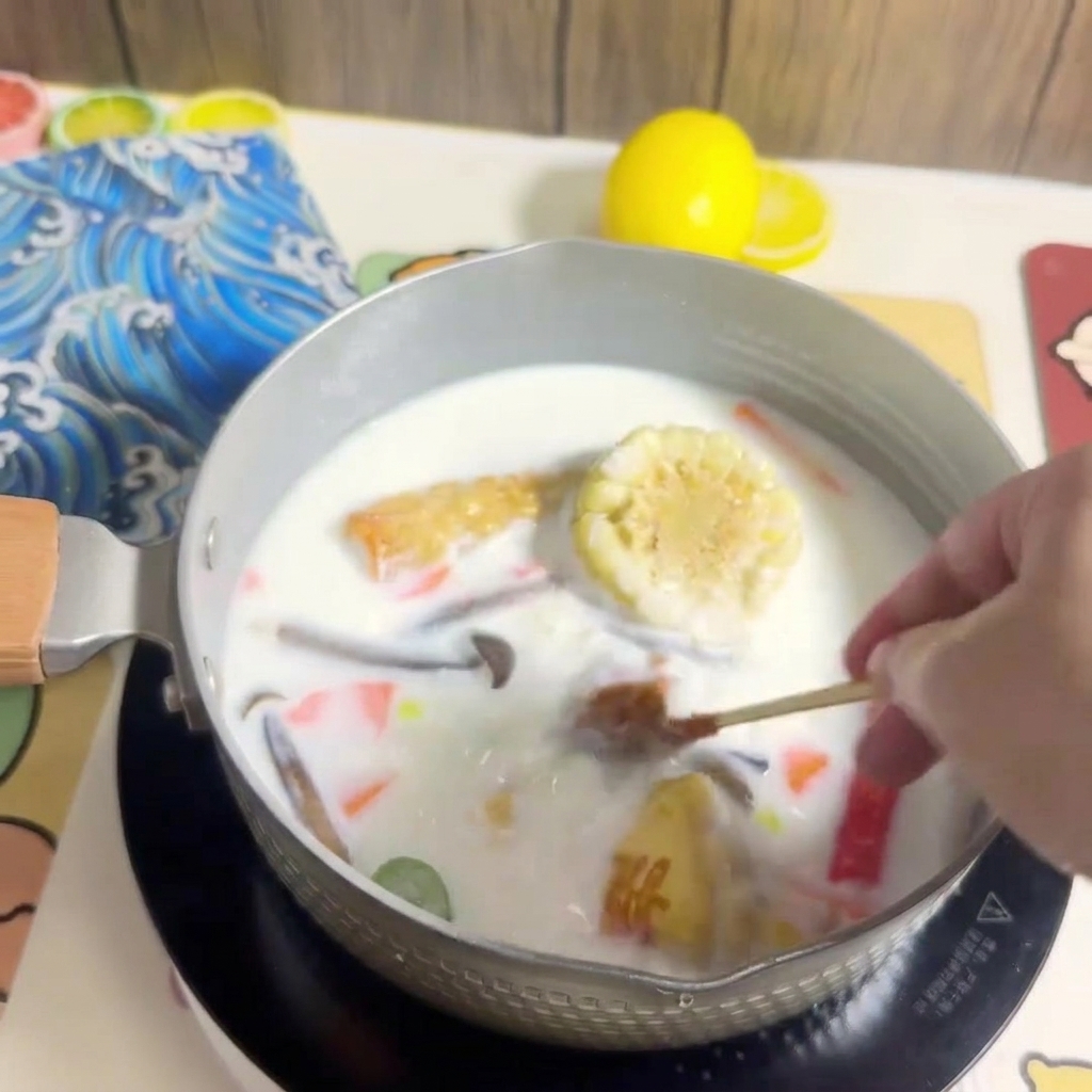 끓는 라멘 육수에 면을 넣는 모습.