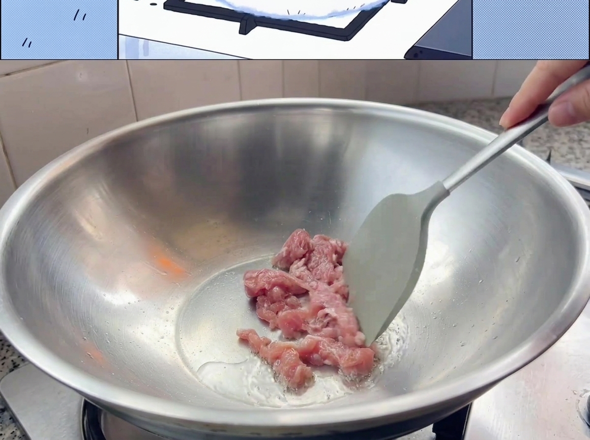달궈진 팬에 돼지고기를 넣고 볶는 모습.