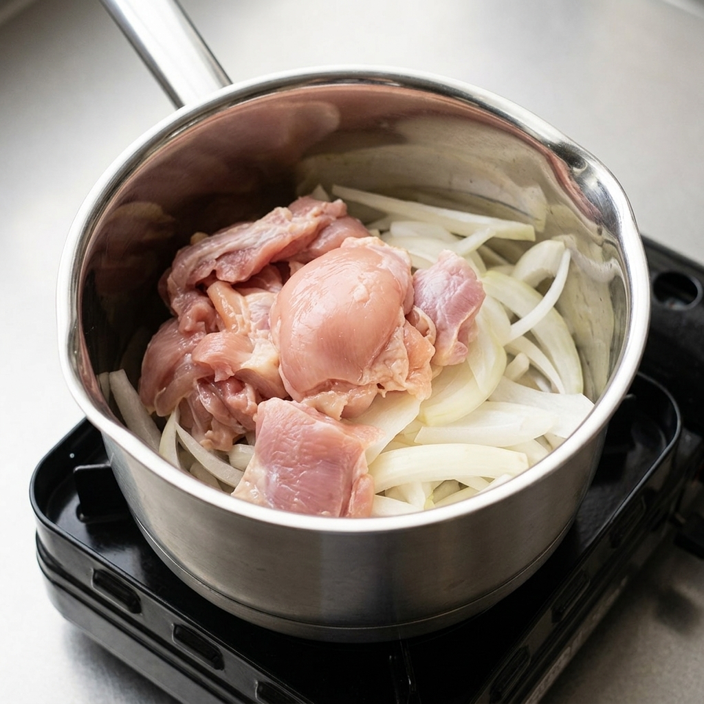 냄비에 담긴 재료에 액체 양념을 넣는 모습