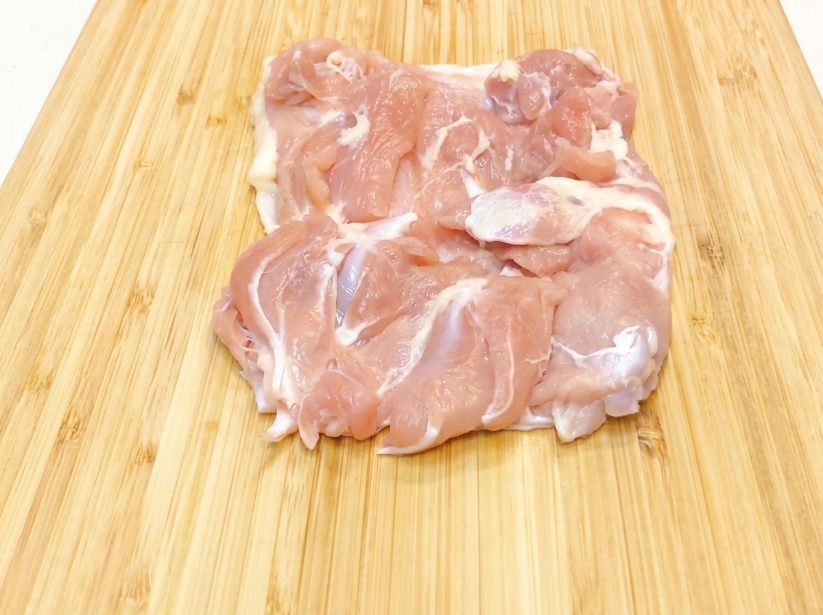예열 중인 검은색 팬에 식용유를 두르는 모습.