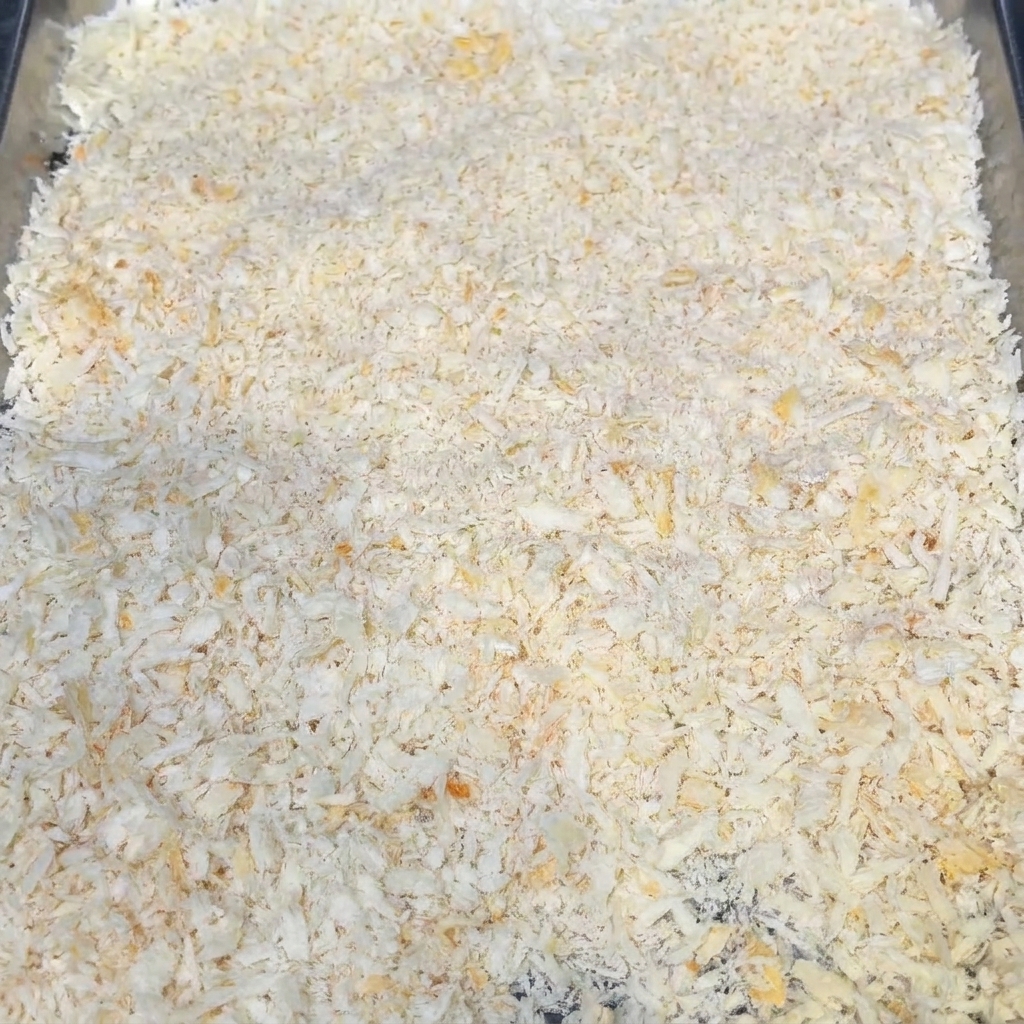 치즈를 채운 고기에 빵가루를 두툼하게 입히는 모습.