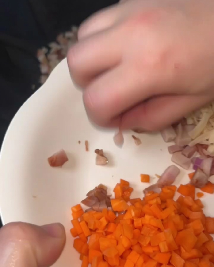 기름이 잘 먹은 웍에 녹인 라드를 두르고 깍둑썰기한 차슈와 말린 관자를 함께 볶는 모습.