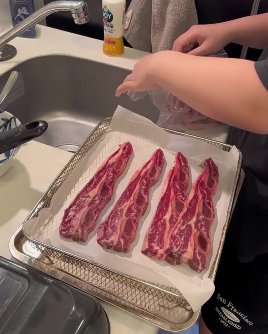 키친타월로 생 소갈비의 표면 물기와 핏물을 닦아내는 모습.
