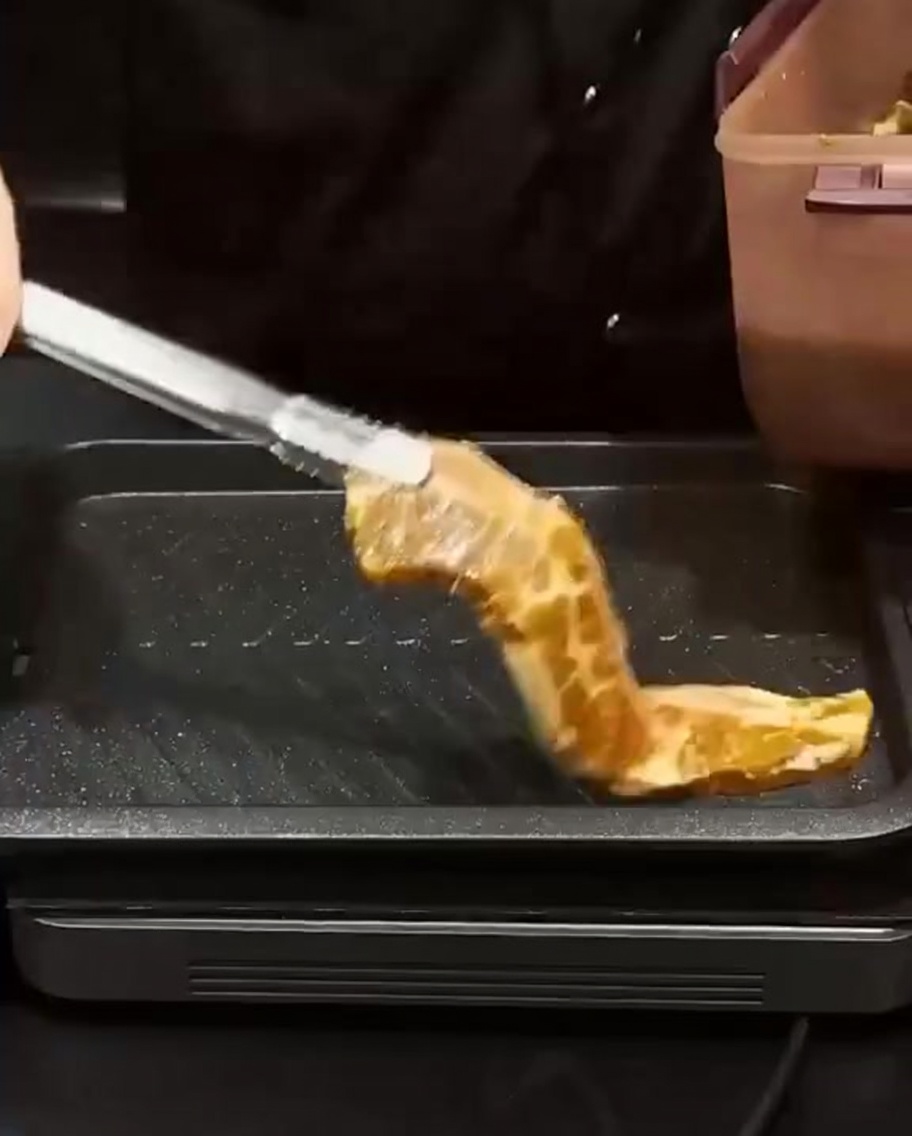 달궈진 그릴 팬 위에서 맛있게 익어가는 갈비.