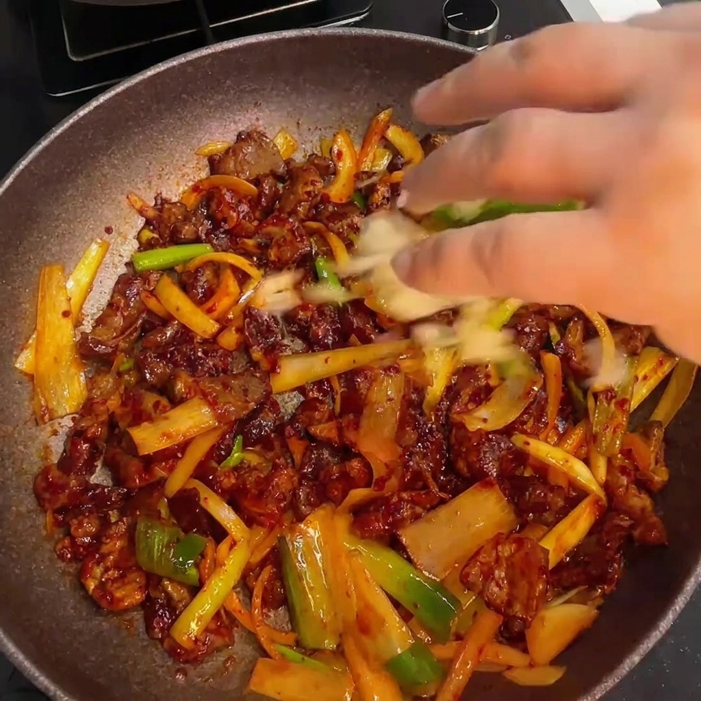 마지막으로 참기름을 두르고 마무리하는 모습.