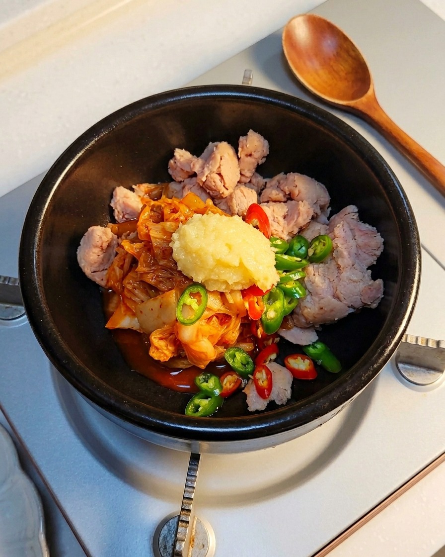 재료 위에 다진 마늘 한 숟가락을 얹은 모습.