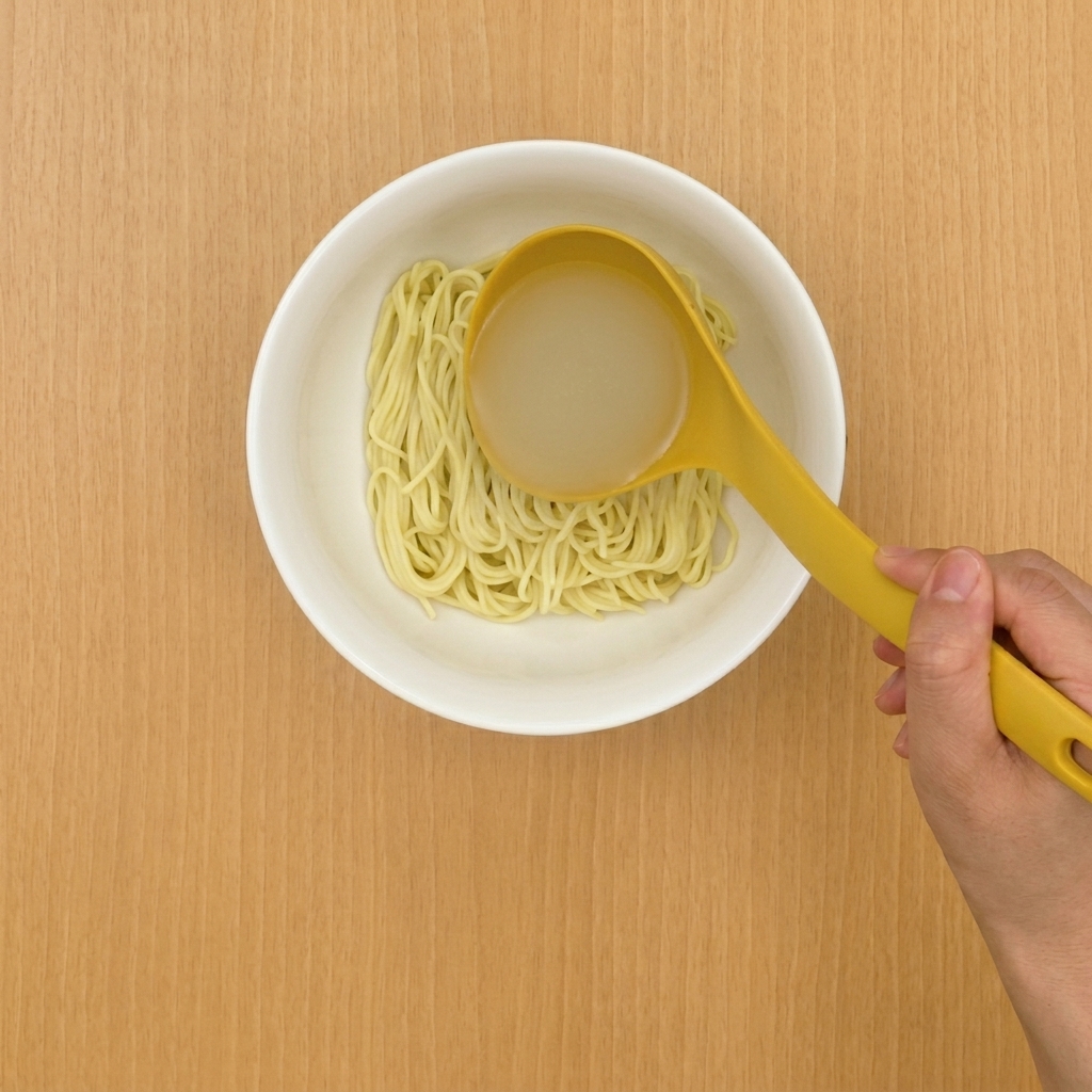 보글보글 끓는 매운 김치찌개에 런천미트 슬라이스를 넣는 모습.