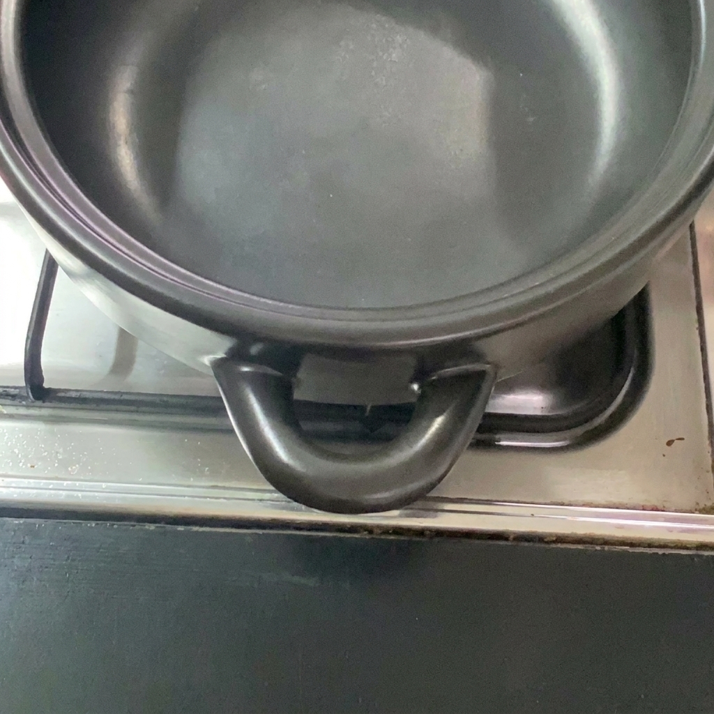 뚝배기에 가지런히 담긴 알록달록한 슬라이스 채소.