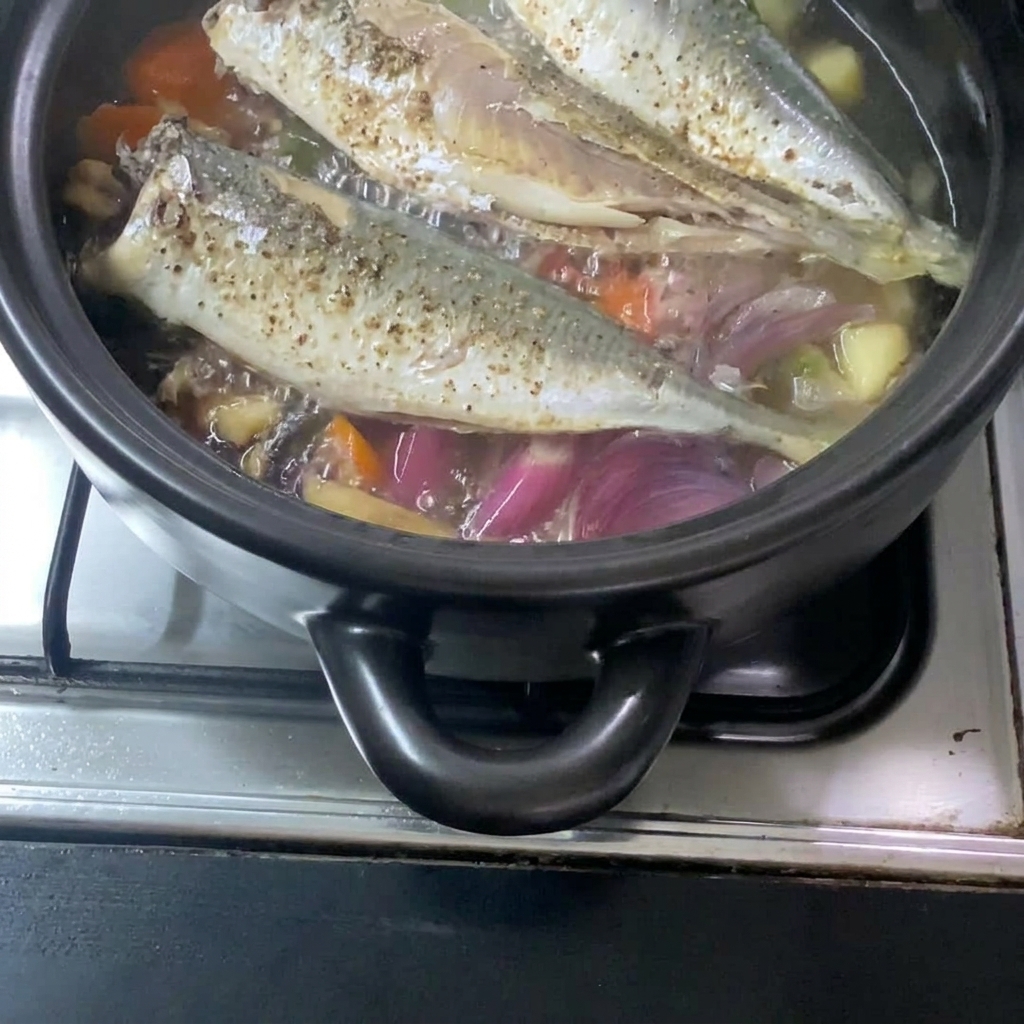 풀어둔 미소를 뚝배기에 붓고 고수 장식을 곁들인 완성된 국.