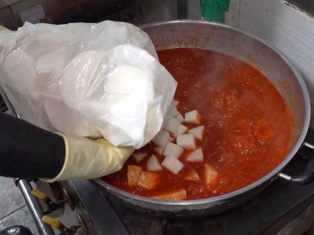 끓는 육수에 무를 넣고 조리는 모습