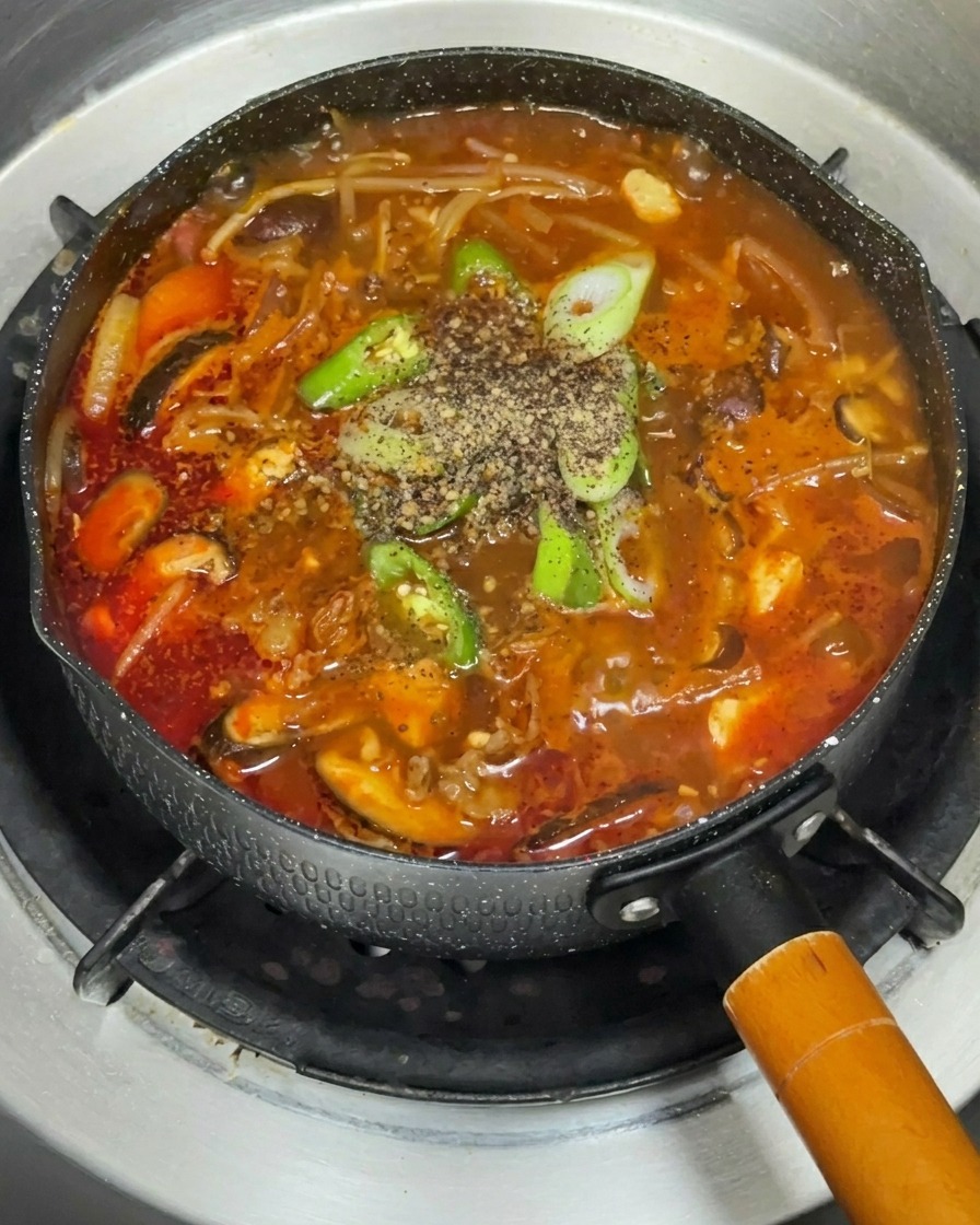 표고버섯, 적양파, 팽이버섯, 콩나물이 정갈하게 준비된 모습.