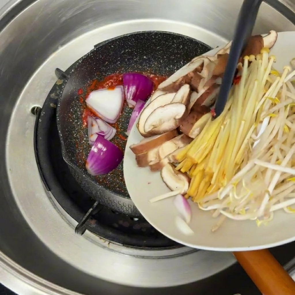 마지막에 참기름을 두르는 모습.