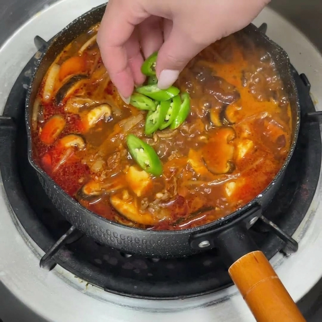 완성된 찌개 위에 청양고추와 대파를 올린 모습.