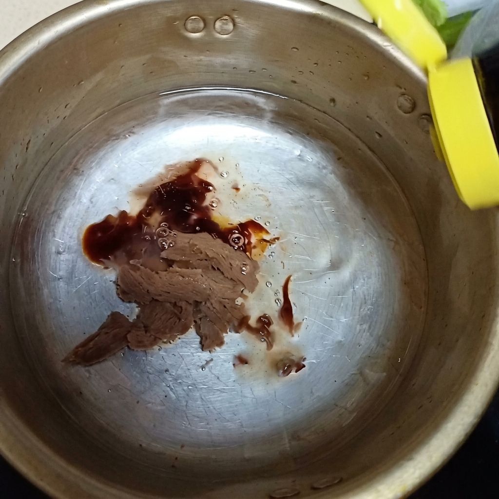 냄비에 된장과 함께 굴소스와 액젓을 넣는 모습.