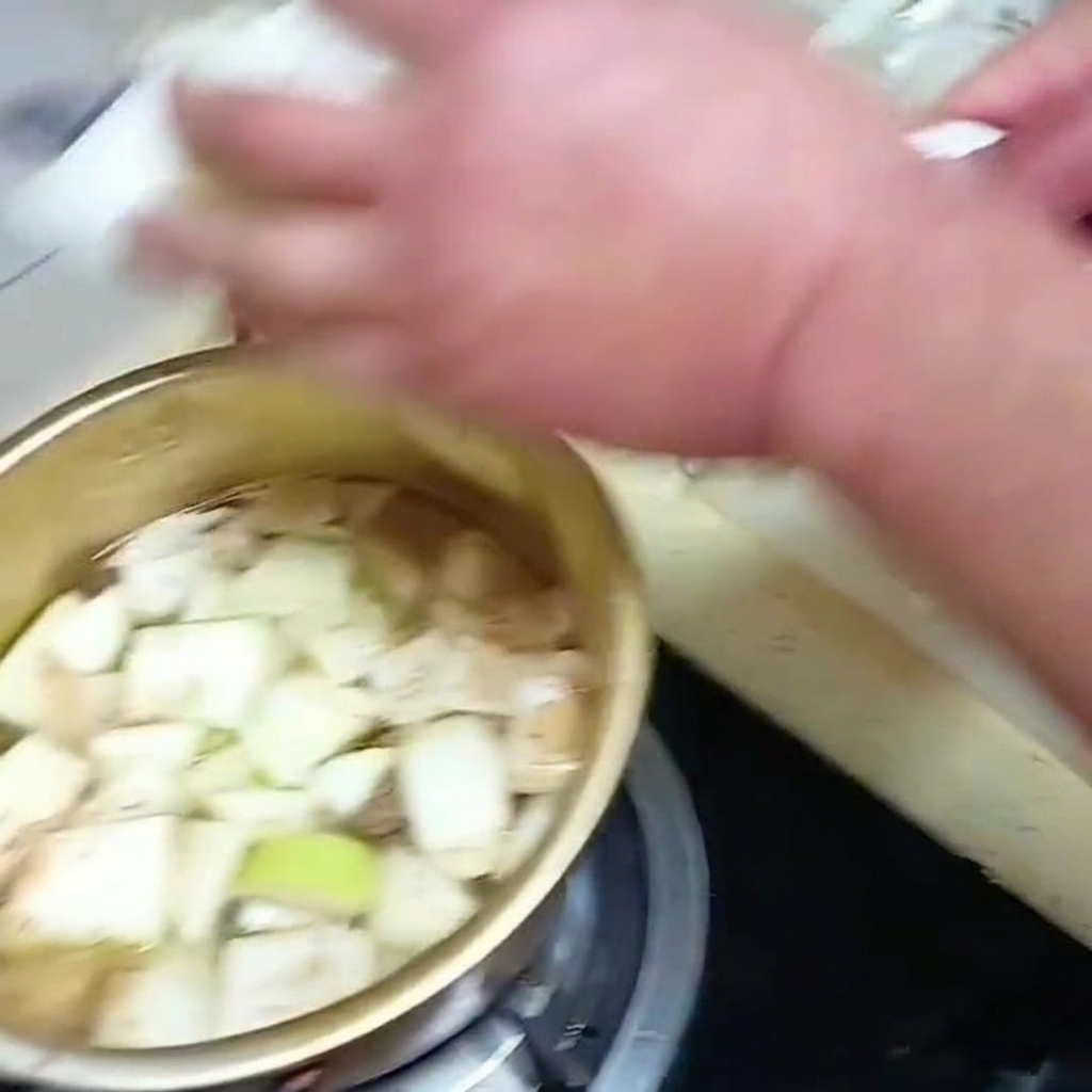 끓고 있는 국물에 배추를 넣는 모습.