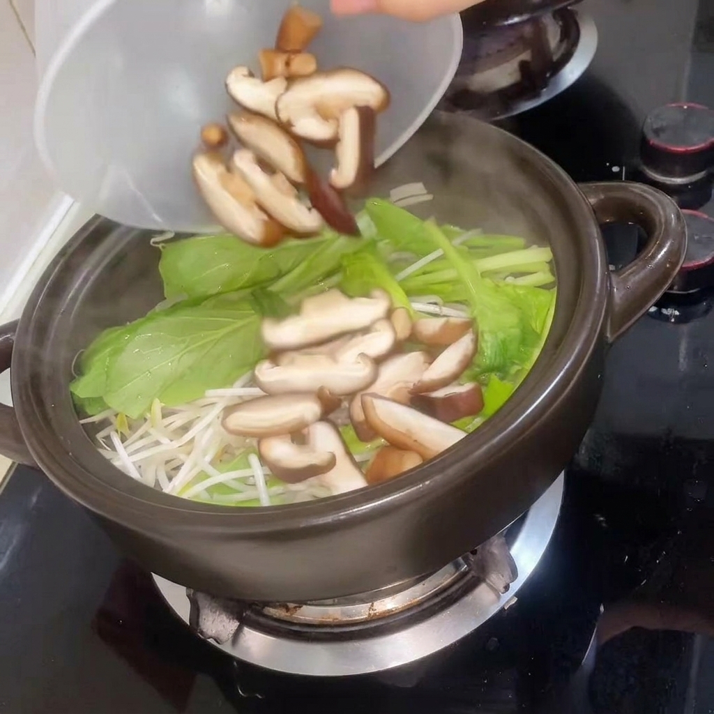 슬라이스한 표고버섯을 넣고 뜨거운 물을 붓는 모습.