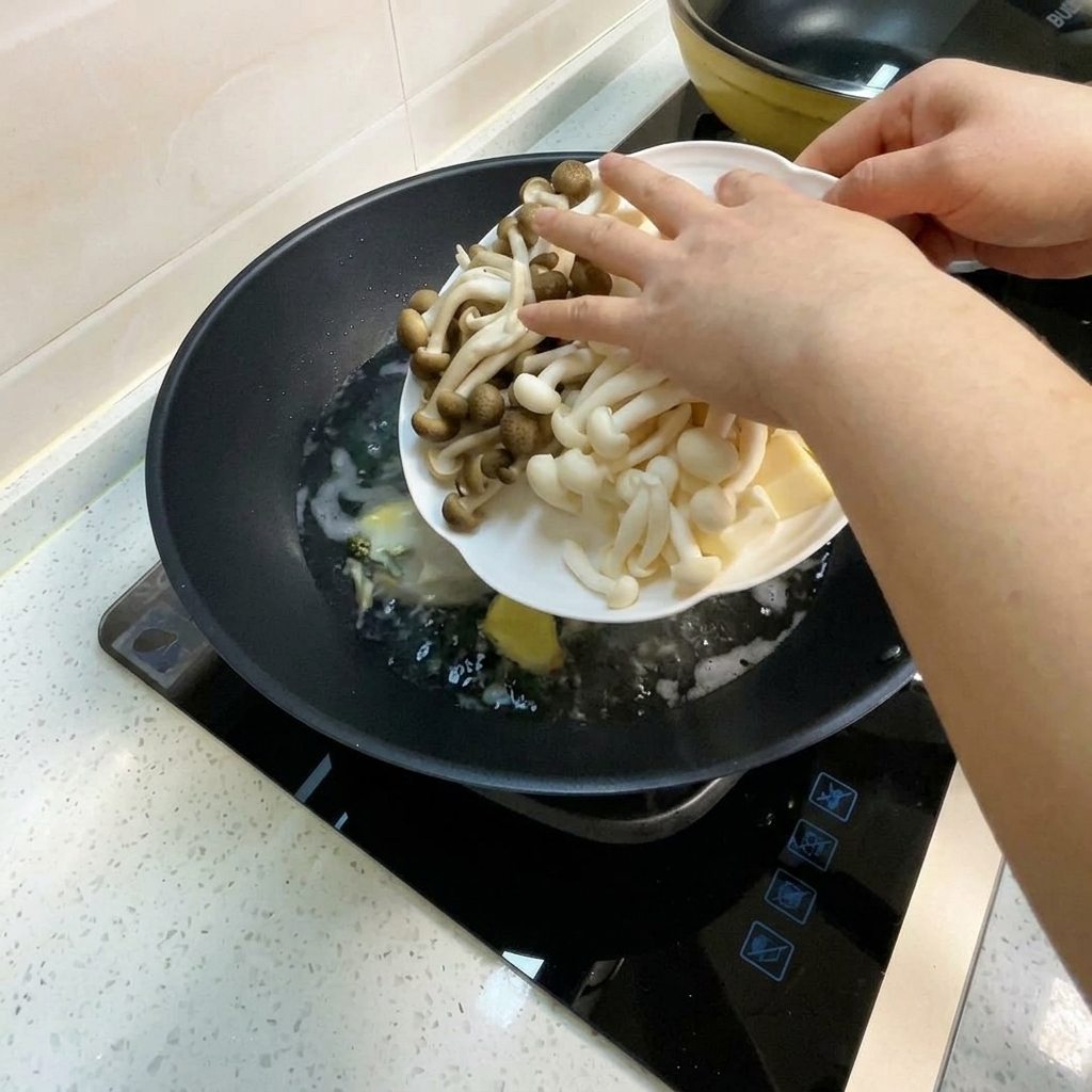 끓고 있는 국물에 백만송이버섯, 갈색 만가닥버섯, 그리고 깍둑썰기한 연두부가 들어가는 모습.