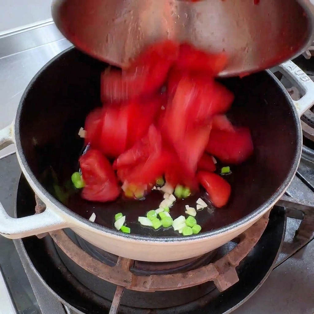 썰어둔 토마토를 냄비에 넣는 모습.