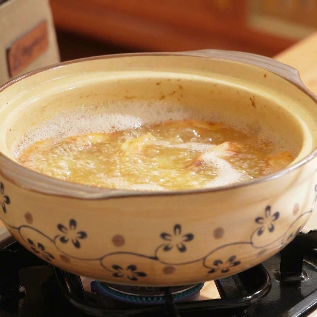 팔팔 끓는 육수에 손질한 버섯을 넣는 모습.