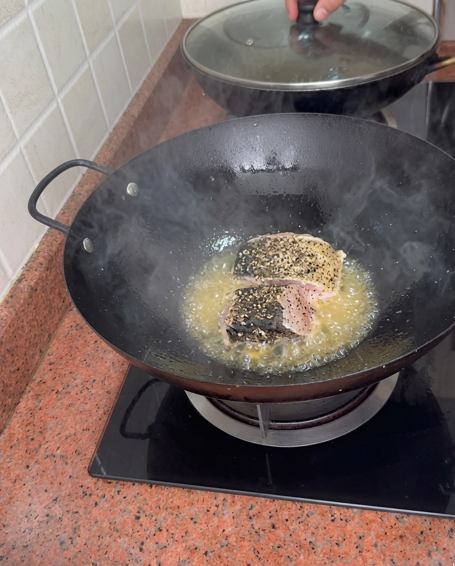 기름에 맛있게 구워지는 두툼한 다금바리 조각들.