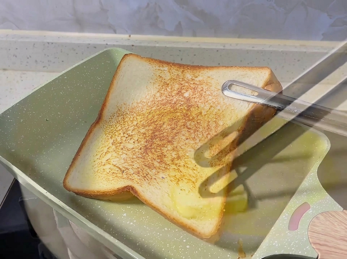 팬에 녹은 버터에 다진 적양파를 볶는 모습.