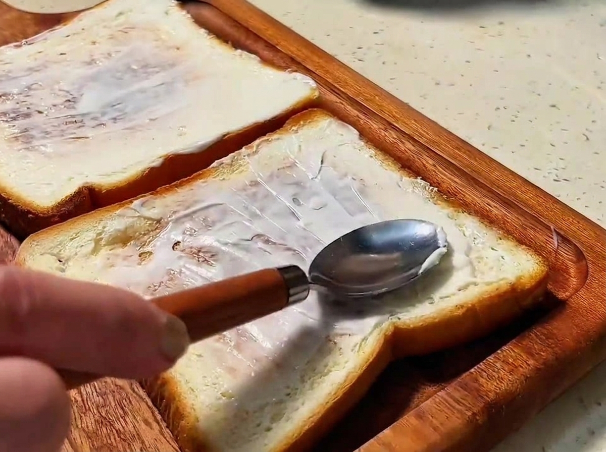 마요네즈를 바른 노릇하게 구워진 식빵 두 조각.