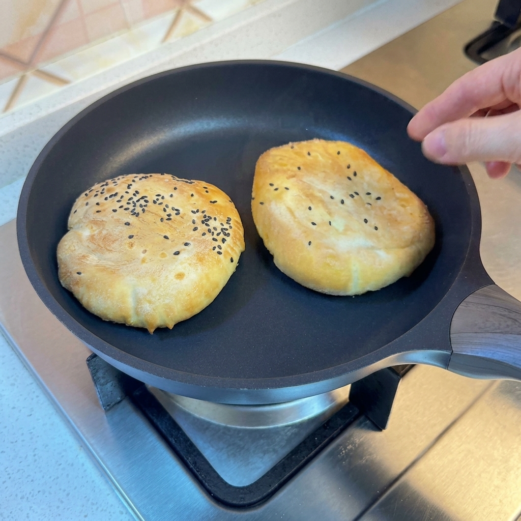 뚜껑을 덮어 증기로 찌고 있는 버거 번.