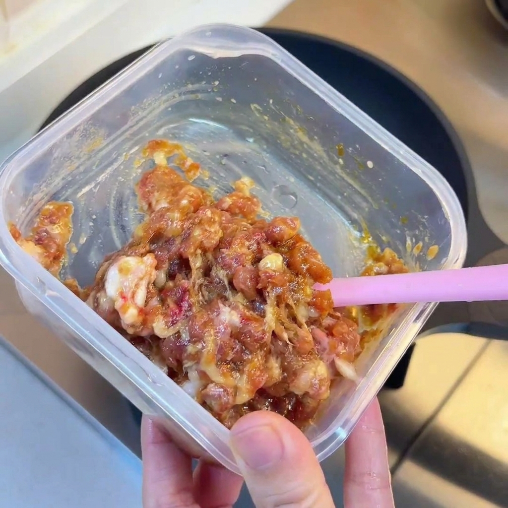 달궈진 프라이팬에서 볶아지는 다진 고기.