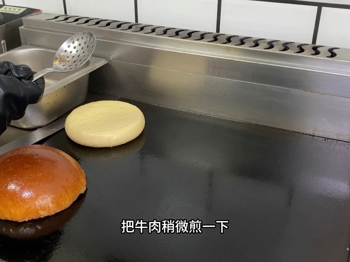뜨거운 철판 위에서 익어가는 소고기 패티.