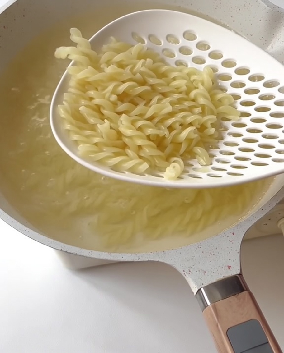 끓는 물에 자른 아스파라거스를 넣고 데치는 모습.