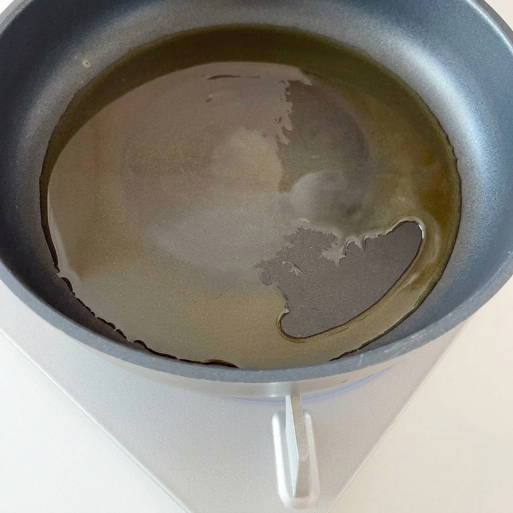 팬에 기름을 두르고 다진 적양파를 볶는 모습.