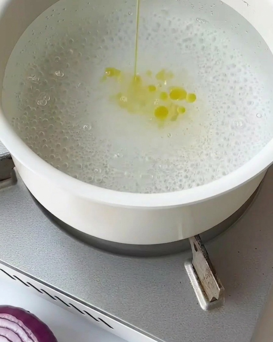 끓는 물에 채망을 이용해 아스파라거스를 살짝 데치는 모습.