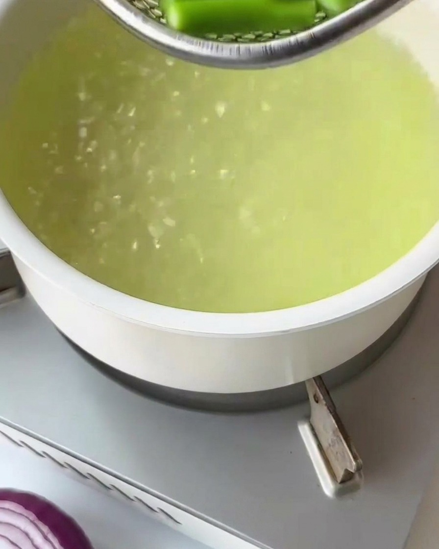 끓는 물에 마른 푸실리 파스타를 넣는 모습.