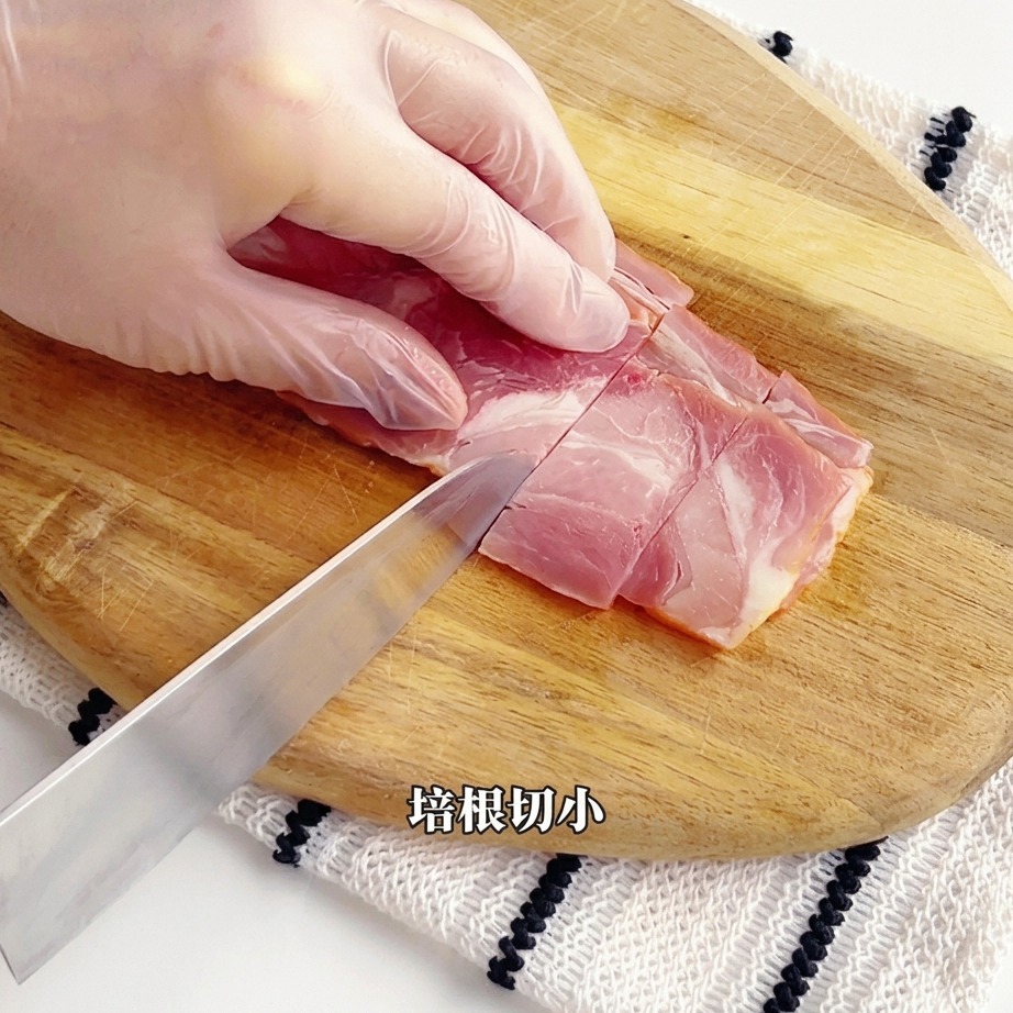 아스파라거스 줄기를 도마 위에서 일정한 크기로 자르는 모습.