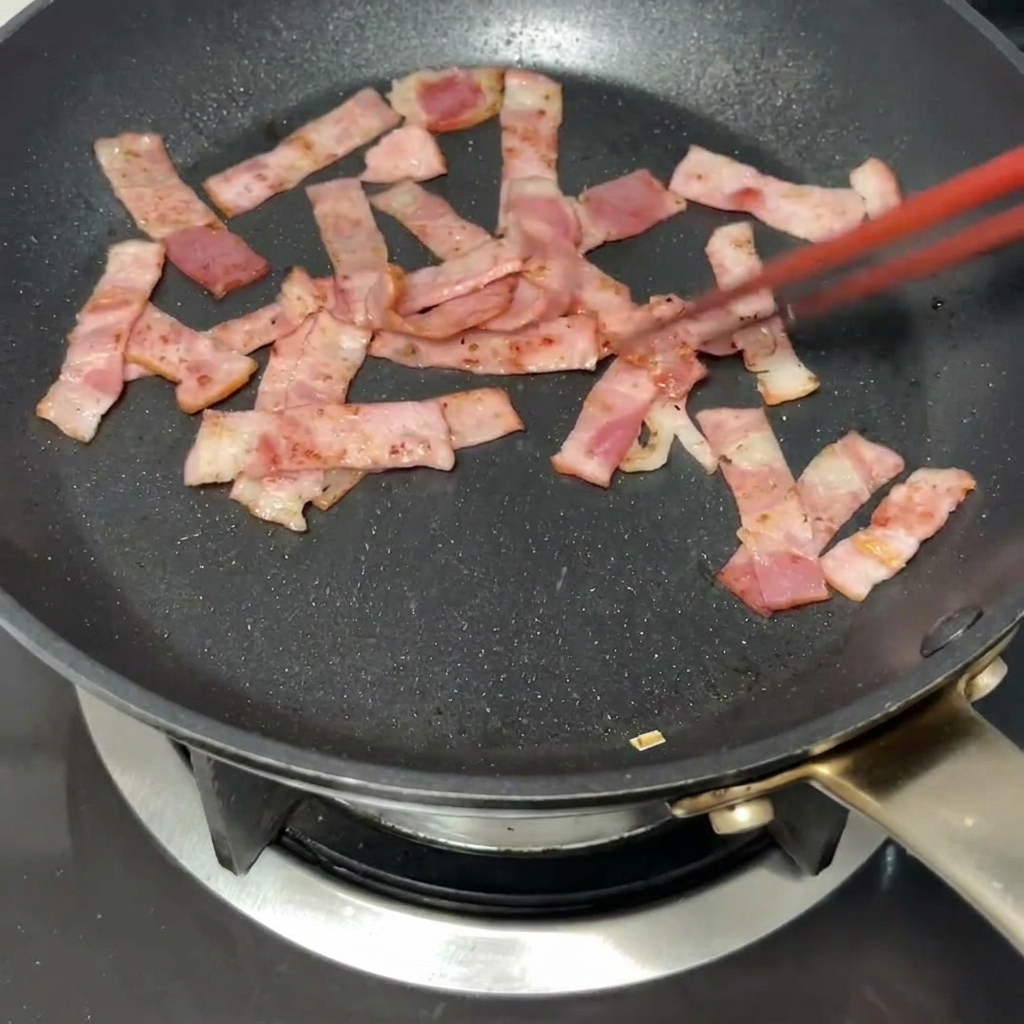 노릇하게 익은 베이컨 위에 버터가 녹아드는 모습.