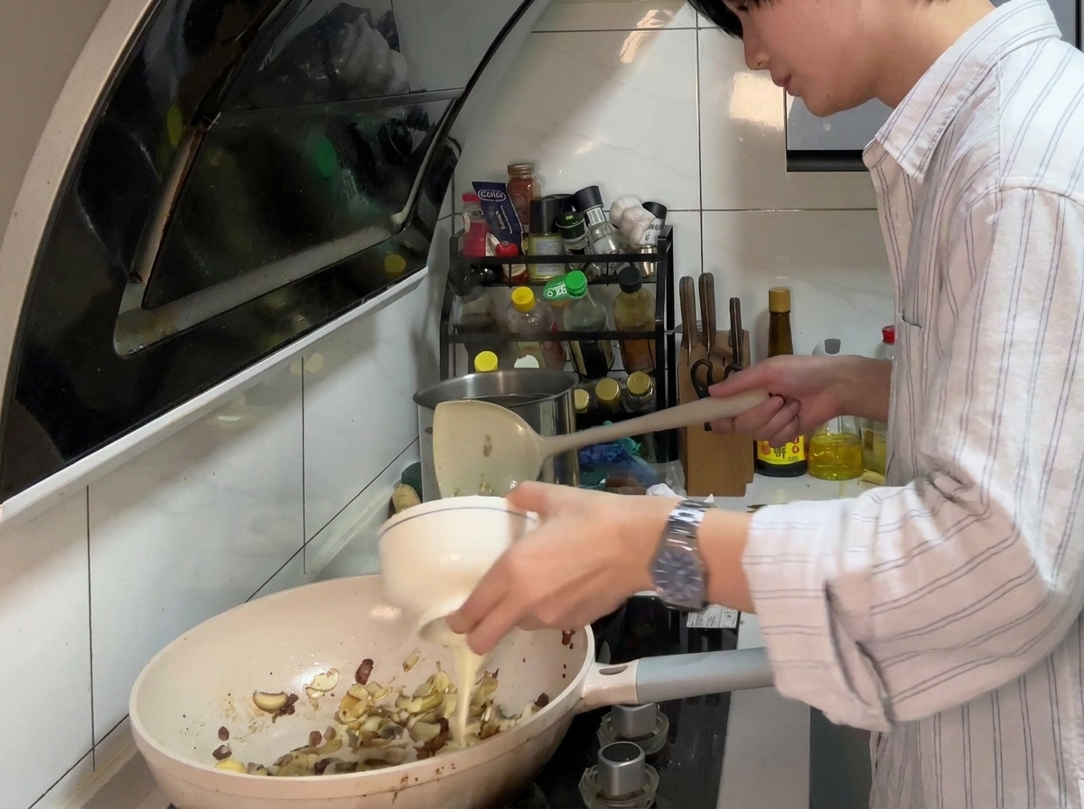 볶은 버섯과 양파가 담긴 팬에 녹은 치즈와 버터가 어우러져 크림 소스가 되어가는 모습.