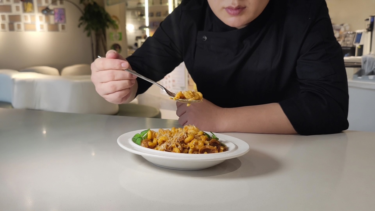 매콤한 크림 소시지 마카로니