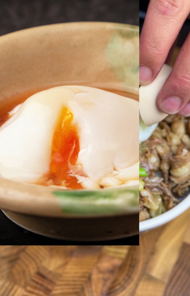 따뜻한 소고기 덮밥 중앙에 촉촉한 온센타마고를 올리는 모습입니다.