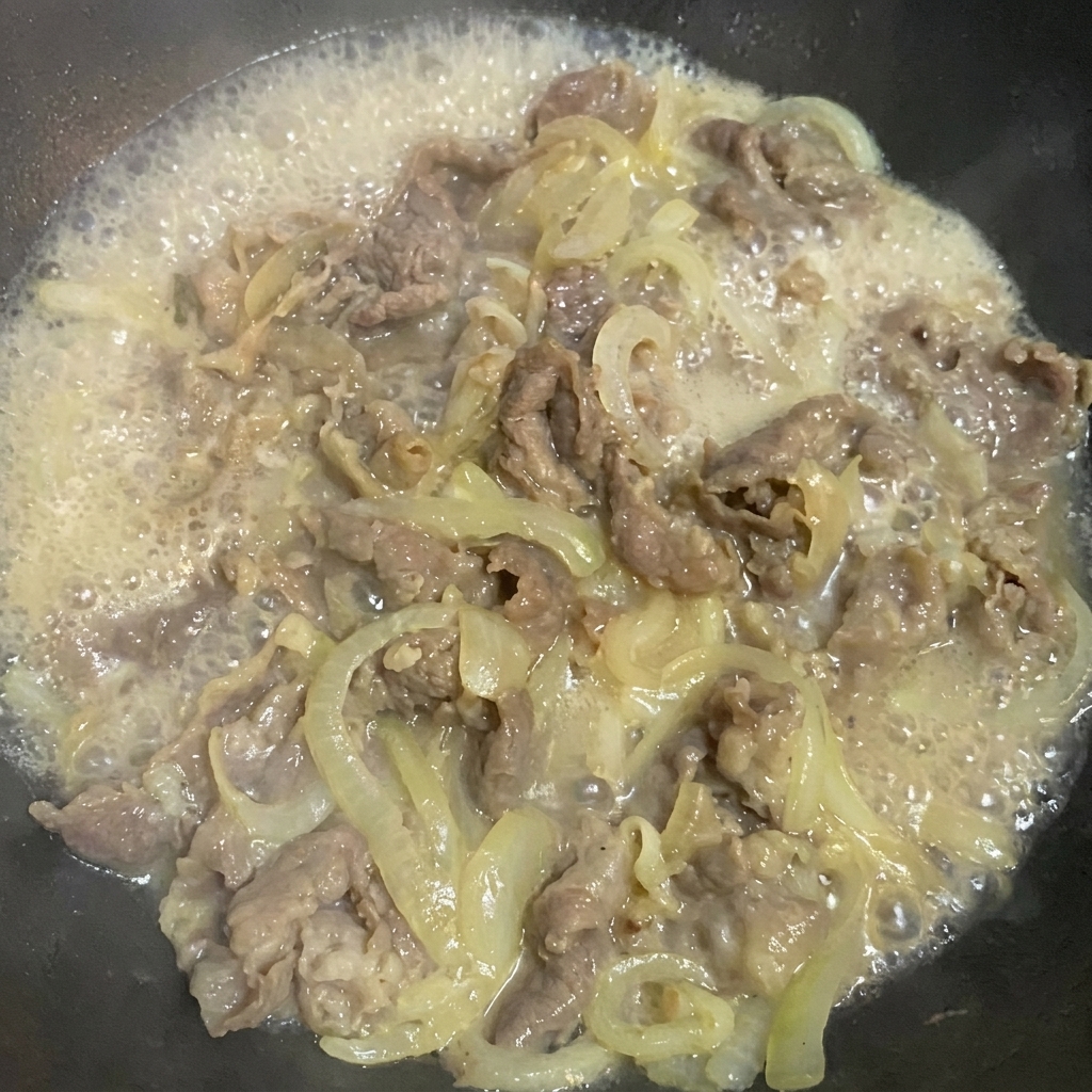 진간장, 설탕, 소금으로 소고기와 양파를 양념하는 모습.