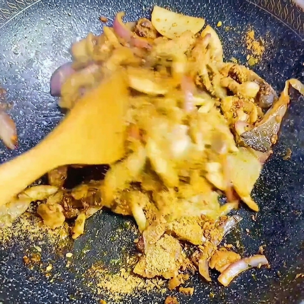 한국식 바비큐 시즈닝과 함께 볶아지는 버섯과 양파.